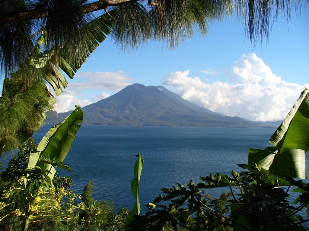 Uitzicht op het Meer van Atitlán met vulkanen, Guatemala, tijdens groepsrondreis Mexico, Guatemala en Honduras.