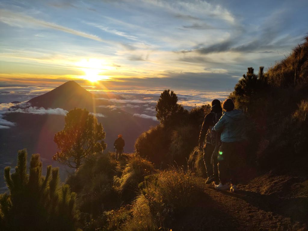 Vulkanisch landschap met bergen en mist tijdens de 22-35ers reis door Guatemala, Honduras en El Salvador.