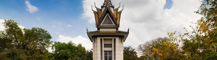 Herdenkingsstupa van Choeung Ek bij Phnom Penh, omringd door groen en bezoekers op het grasveld.