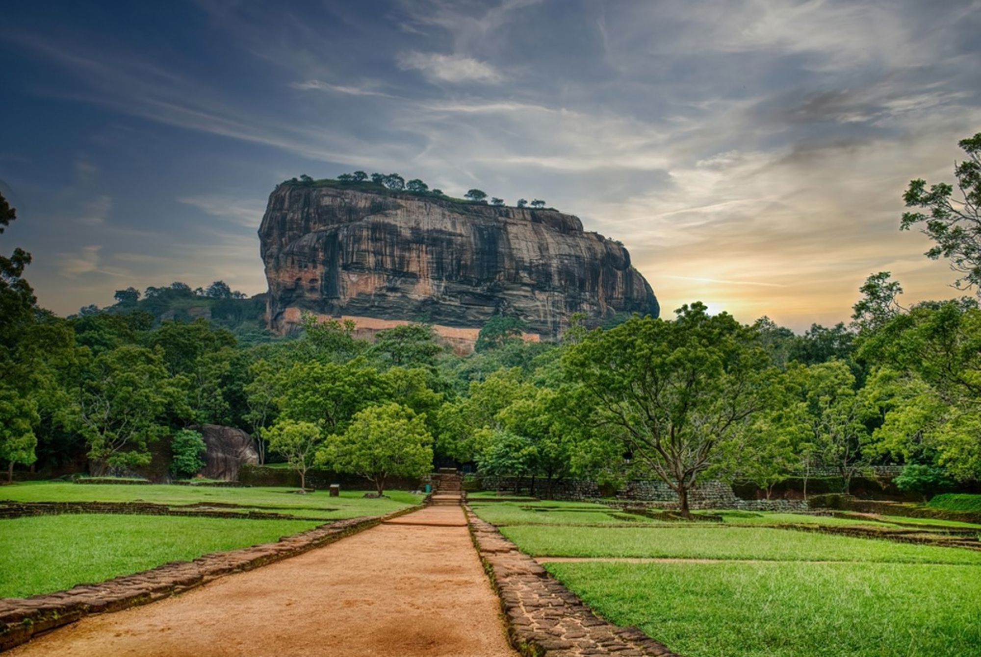 Sigiriya-rots met het Leeuwenrots-fort boven de groene tuinen in Sri Lanka.