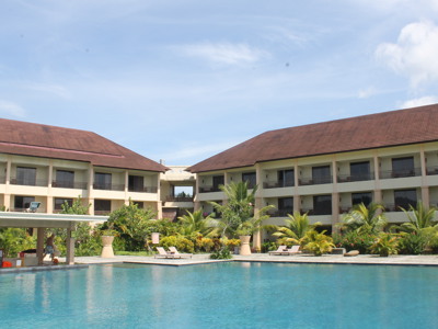 Hotel met zwembad en ligbedden tijdens rondreis Kalimantan, Sulawesi & Molukken (23 dagen).