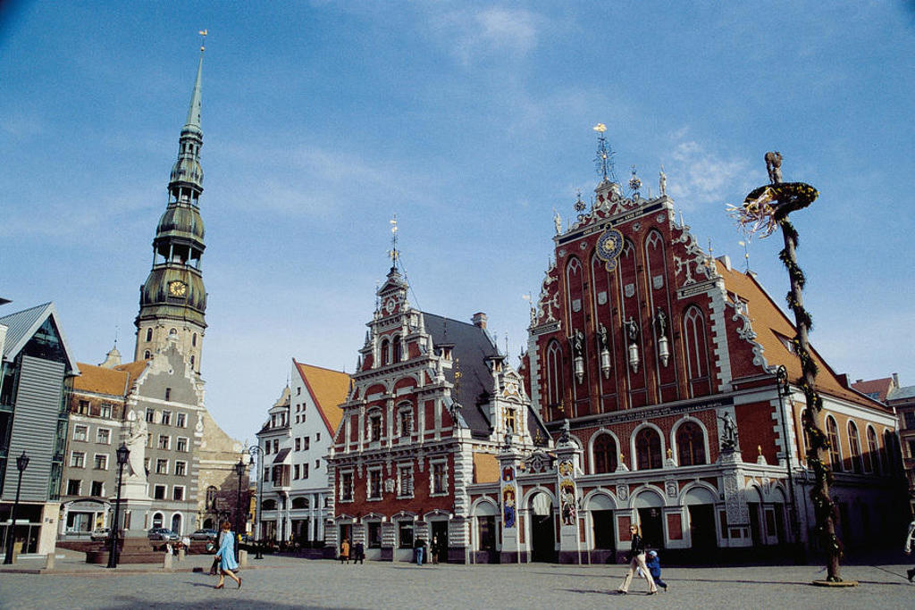 Stadhuisplein in Riga met het Huis van de Zwarthoofden en de Sint-Pieterskerk.