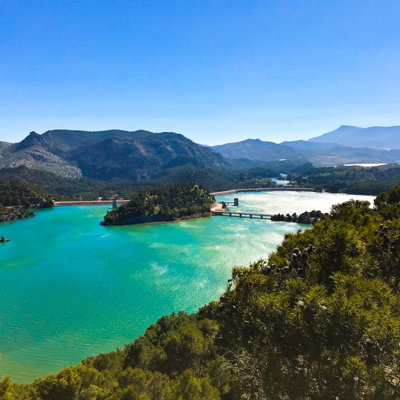 Turquoise stuwmeer tussen bergen en bossen in Andalusië, Spanje.