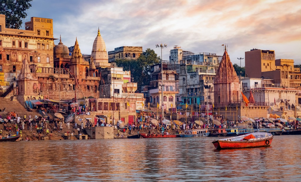 Ghats en tempels aan de Ganges in Varanasi tijdens zonsondergang, Noord-India rondreis Compleet.