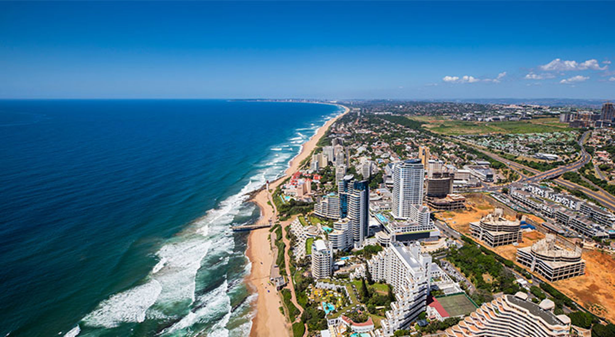 Strand en stad van Durban de kustlijn en skyline van Durban aan de Indische Oceaan, Zuid-Afrika.