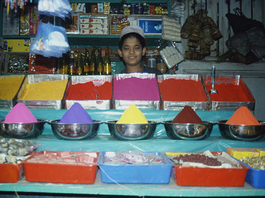 Kruidenkraam met kleurrijke poeders op een markt tijdens groepsrondreis Noord-India en Nepal.