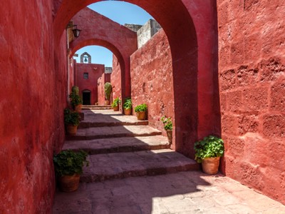Rode bogen en binnenplaats van het Santa Catalina-klooster in Arequipa, Peru.