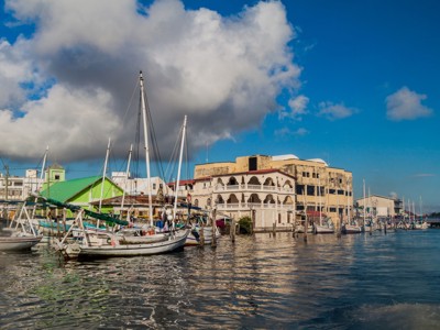 Zeilboten in de haven van Belize City tijdens de route Guatemala en Belize.