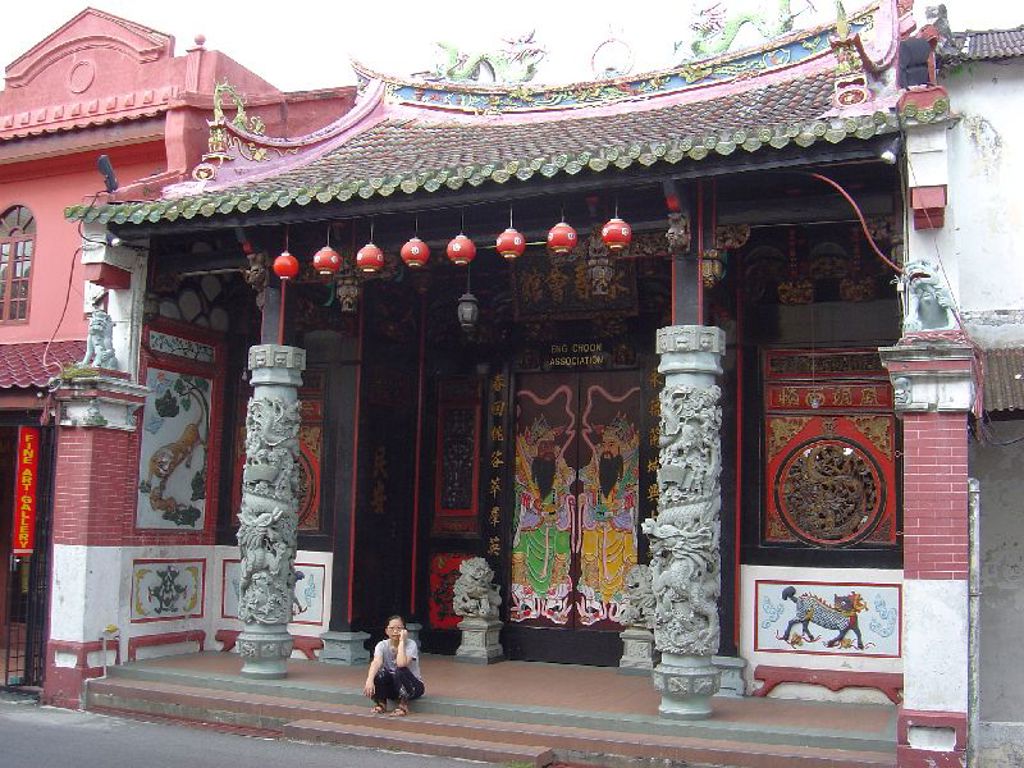 Chinese tempel in Maleisië met rode lantaarns en rijk versierde pilaren, een hoogtepunt van de rondreis.