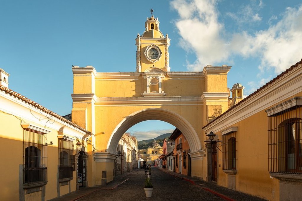 Klokkentoren van een kathedraal in Guatemala-Stad tijdens een 22-35ers reis door Guatemala, Honduras en El Salvador.
