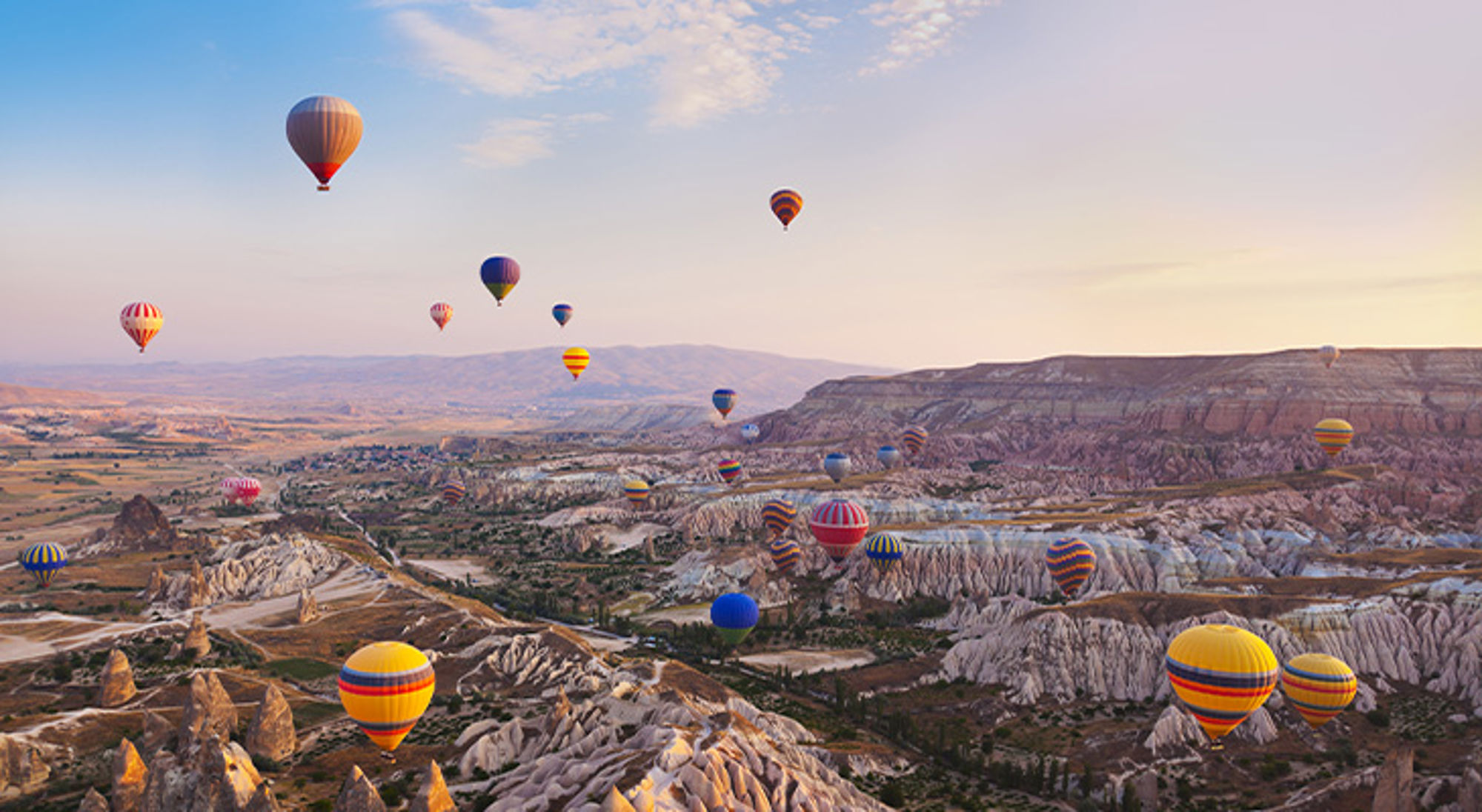 Cappadocië Heteluchtballonnen boven het rotslandschap van Cappadocië bij zonsopgang.