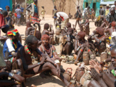 Dorpsbijeenkomst met inwoners in traditionele kleding tijdens de Route Ethiopië 29 dagen, dag 7.