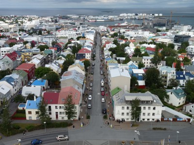 Uitzicht over Reykjavik met kleurrijke huizen en de haven aan zee, IJsland.