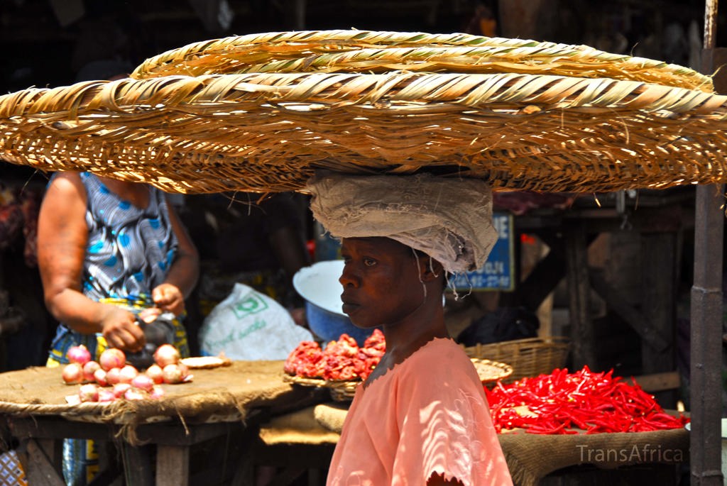 Stapel gedroogde vis in een marktkraam tijdens een groepsrondreis door Ghana, Togo en Benin.