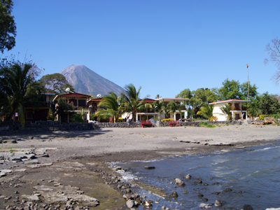 Strand aan het Meer van Nicaragua met uitzicht op de Concepción-vulkaan op Isla de Ometepe.