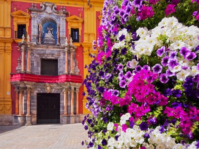 Kleurrijke bloemen naast de basiliek van La Macarena in Sevilla tijdens de Andalusië familiereis van 9 dagen.