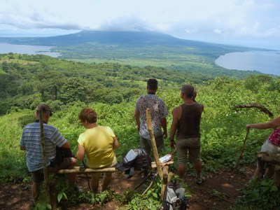 Wandelaars rusten bij uitzichtpunt met panorama over Ometepe en het Nicaraguameer tijdens Route Nicaragua, 23 dagen.