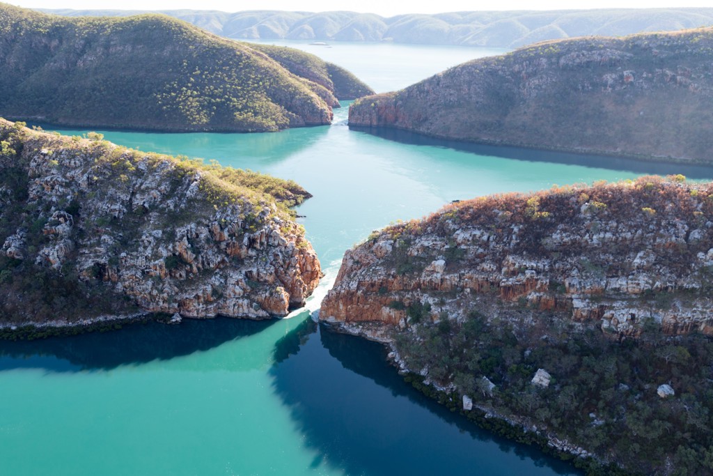 Uitzicht op turquoise water en rotskloven in de Kimberley-regio, West-Australië.