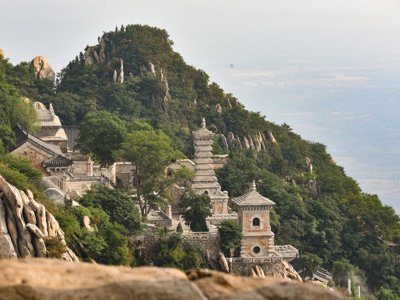 Uitzicht op de Grote Muur van China langs een bergkam tijdens de Route China familiereis.