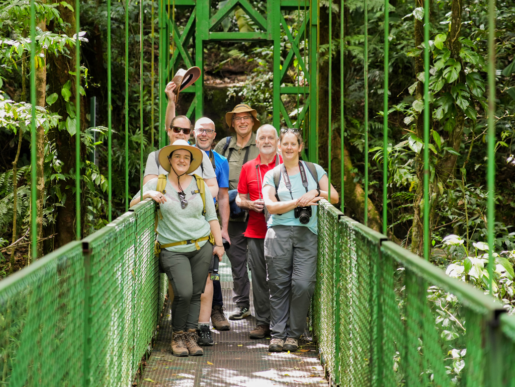 Groepsreizigers op een hangbrug in het regenwoud tijdens groepsrondreis Nicaragua en Costa Rica.