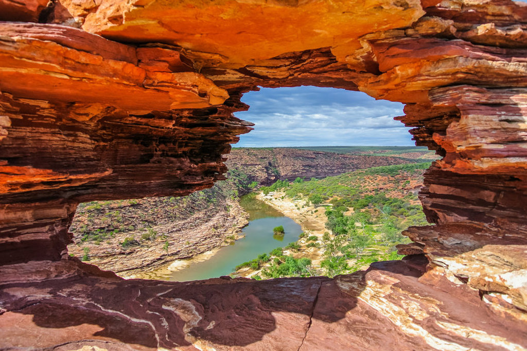 Uitzicht op de Murchison River door een natuurlijk rotsraam in Kalbarri National Park, West-Australië.