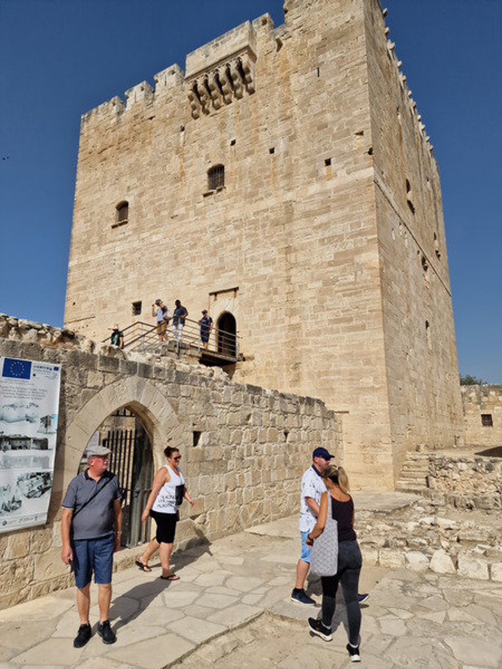 Bezoekers bij een middeleeuwse burcht op Cyprus tijdens wandelvakantie Cyprus.