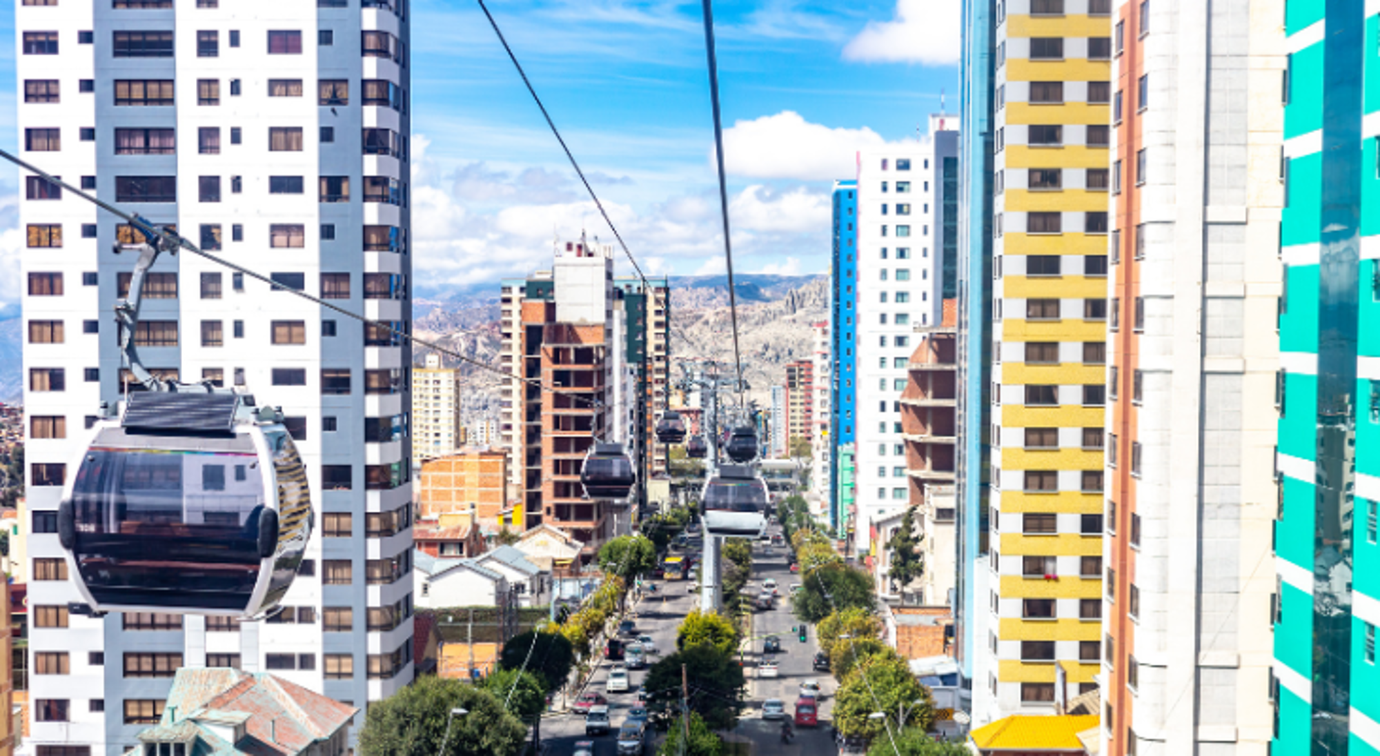 La Paz Kabelbaan Mi Teleférico boven de straten en hoge gebouwen van La Paz, Bolivia.