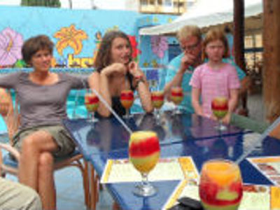 Reizigers drinken kleurrijke cocktails op een terras tijdens Route Kenia.