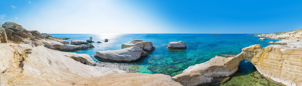 Rotsachtige kust met natuurlijke boog en helderblauw zeewater op Cyprus tijdens een familiereis.
