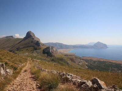 Wandelpad in de bergen met uitzicht op de kust en zee in West-Sicilië.