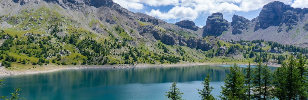 Bergmeer in Parc National du Mercantour bij Vésubie, Frankrijk, met groene hellingen en rotswanden.