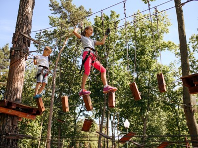 Kinderen in een klimpark op Cyprus tijdens de Cyprus familiereis.