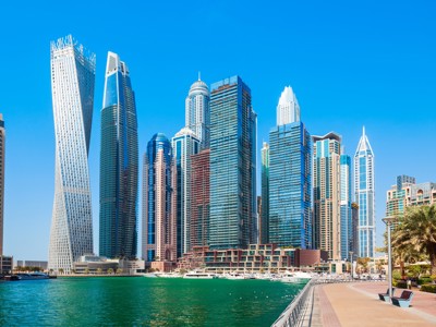Skyline van Dubai Marina met moderne wolkenkrabbers aan het water en promenade.