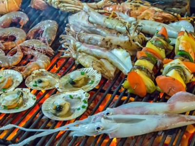 Verse zeevruchten en groentespiesjes op de grill aan de Amalfikust in Italië.