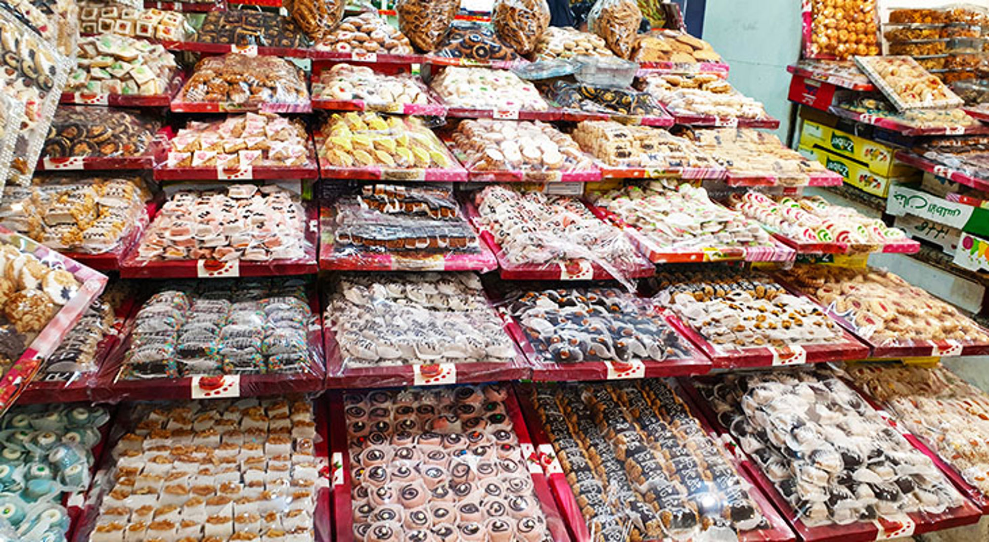Uitstalling met kleurrijke koekjes en gebak in een bakkerij of patisserie.