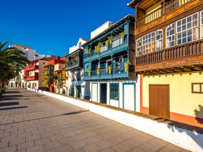 Kleurrijke koloniale balkonhuizen langs een straat in Santa Cruz de La Palma, tijdens de wandelvakantie Tenerife & La Palma.