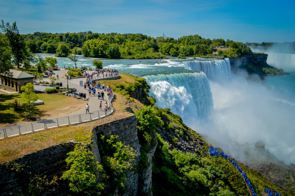 Uitzicht op de Niagara Falls in het noordoosten van de Verenigde Staten, met uitkijkpunt en bezoekers langs de waterval.