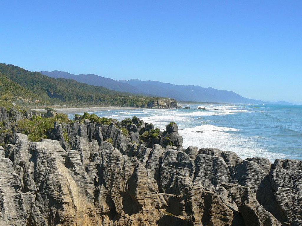 Kustlandschap met Punakaiki Pancake Rocks en de Tasmanzee tijdens een groepsrondreis Nieuw-Zeeland.