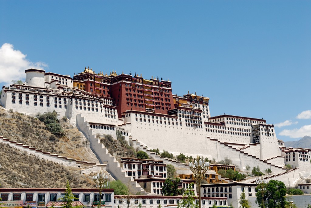 Potala-paleis in Lhasa, Tibet, op een heuvel onder een heldere blauwe lucht.