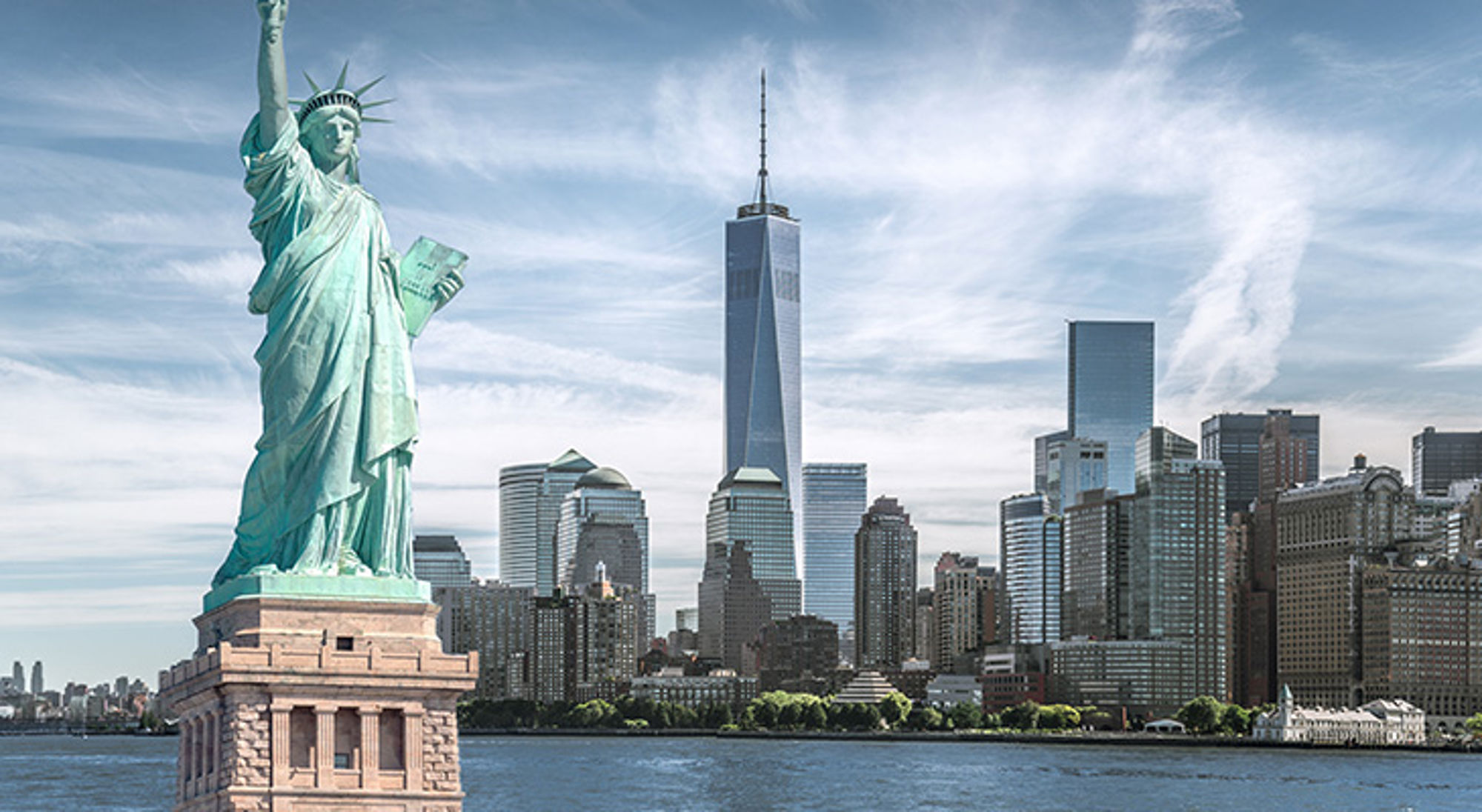 Vrijheidsbeeld New York Vrijheidsbeeld met skyline van Manhattan en One World Trade Center in New York.