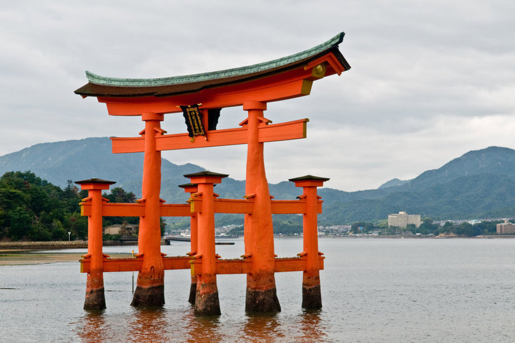 Rode torii-poort in het water bij Miyajima, Japan, tijdens een familiereis.