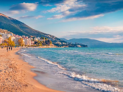 Strandboulevard van Vlorë aan de Albanese Rivièra, met zee, stad en bergen op de achtergrond.
