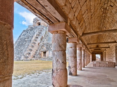 Zuilengalerij met uitzicht op de Piramide van de Tovenaar in Uxmal, Yucatán, Mexico.