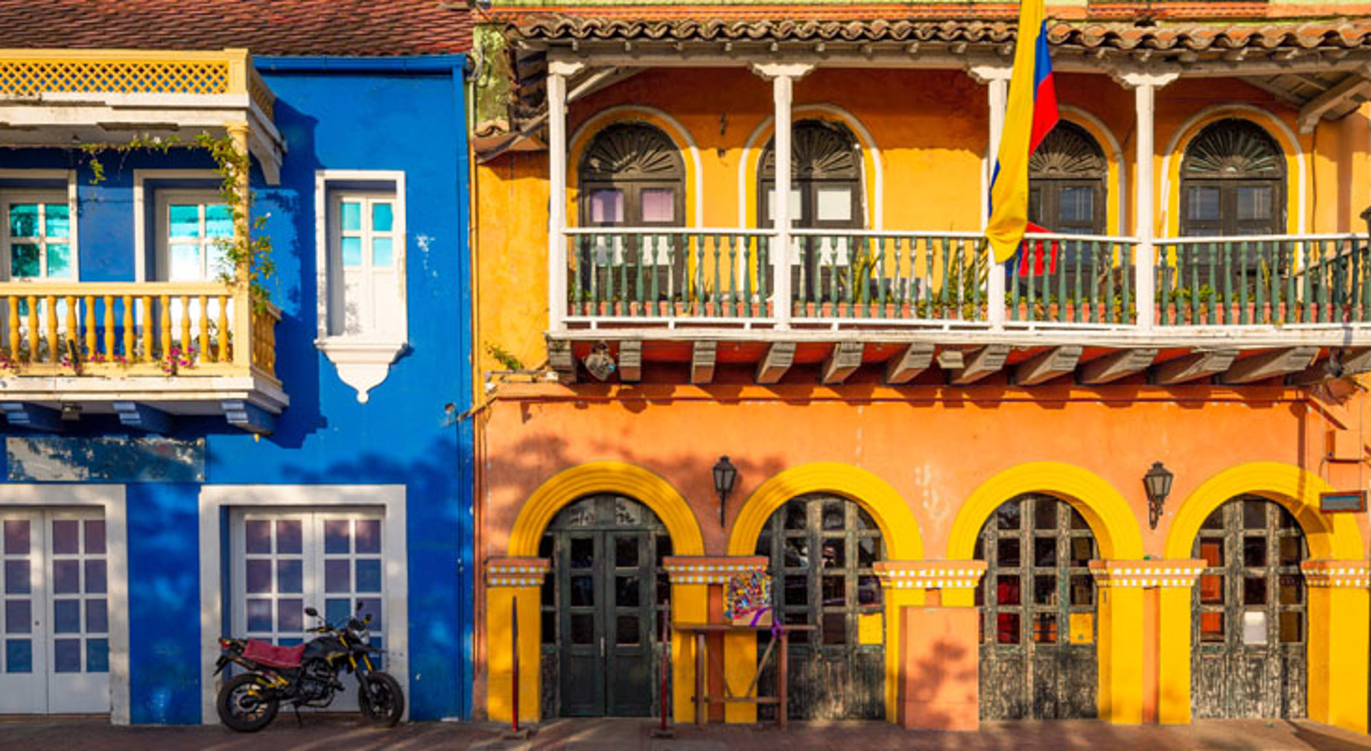 Getsemani Cartagena Kleurrijke gevels met balkon en Colombiaanse vlag in Cartagena, Colombia.