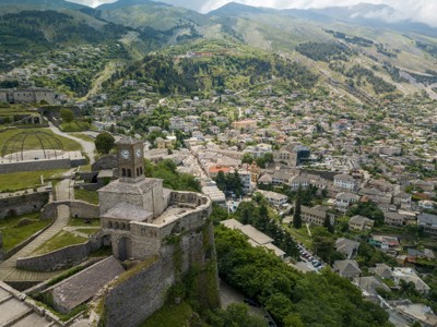 Uitzicht vanaf het kasteel van Gjirokastër over de oude stad en groene bergen in Zuidoost-Europa.
