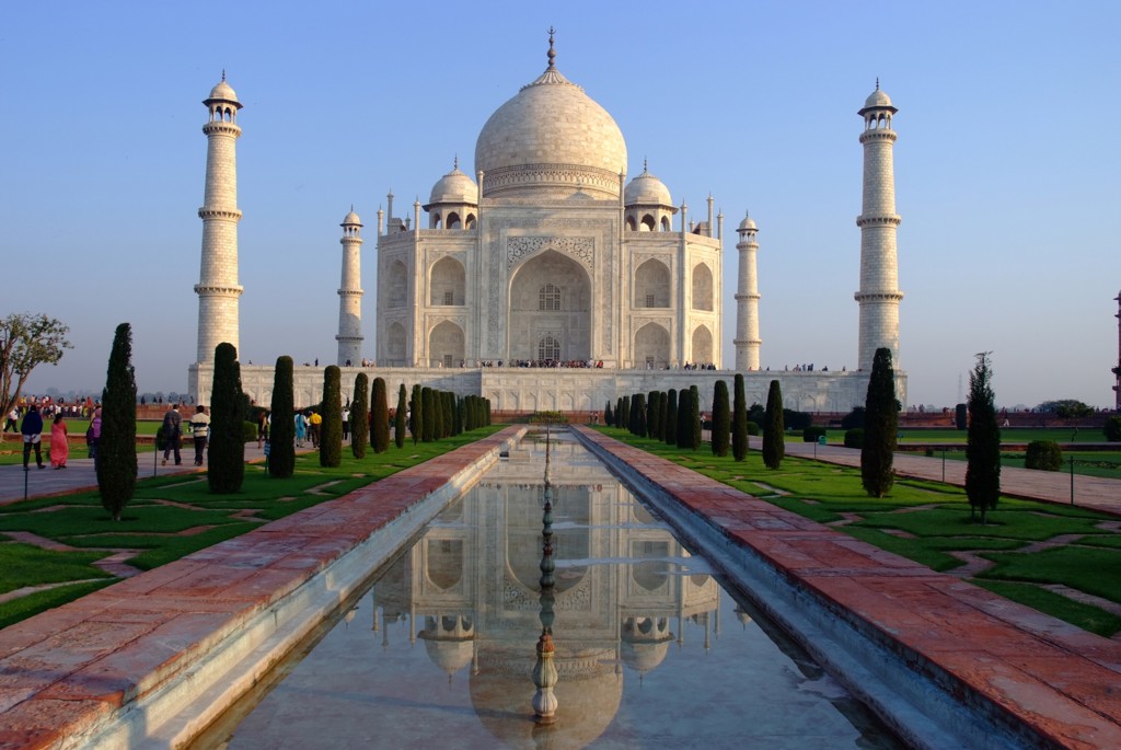 Taj Mahal in Agra met weerspiegeling in de vijver, hoogtepunt van een groepsrondreis door Noord-India.