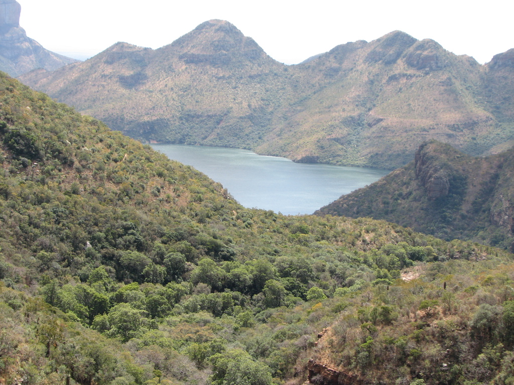 Uitzicht op berglandschap met stuwmeer tijdens fietsvakantie in Zuid-Afrika.