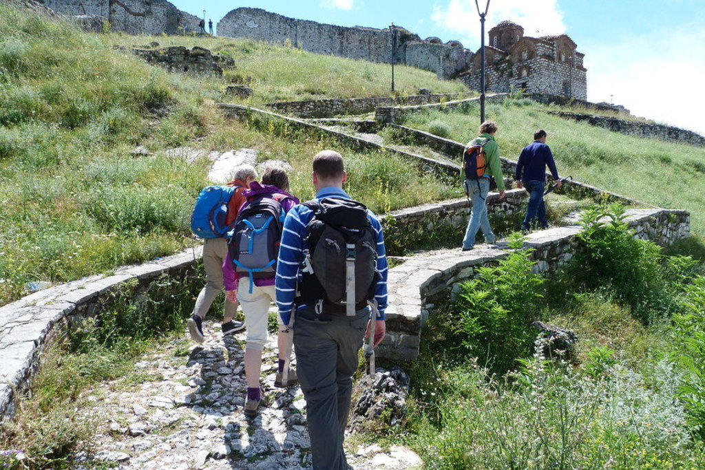 Wandelaars met rugzakken op pad naar het kasteel van Berat in Albanië.