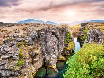Thingvellir-kloof met helder water tussen lavarotsen tijdens Route IJsland, 14 dagen.