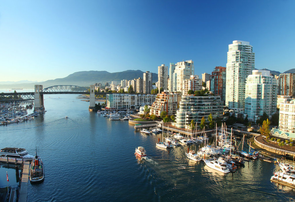 Skyline van Vancouver met jachthaven en Burrard Bridge, Canada West groepsrondreis.